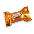 Ferrero Kusschen u zlatnom omotu s crvenim natpisom. Savršeno za sladak poklon.