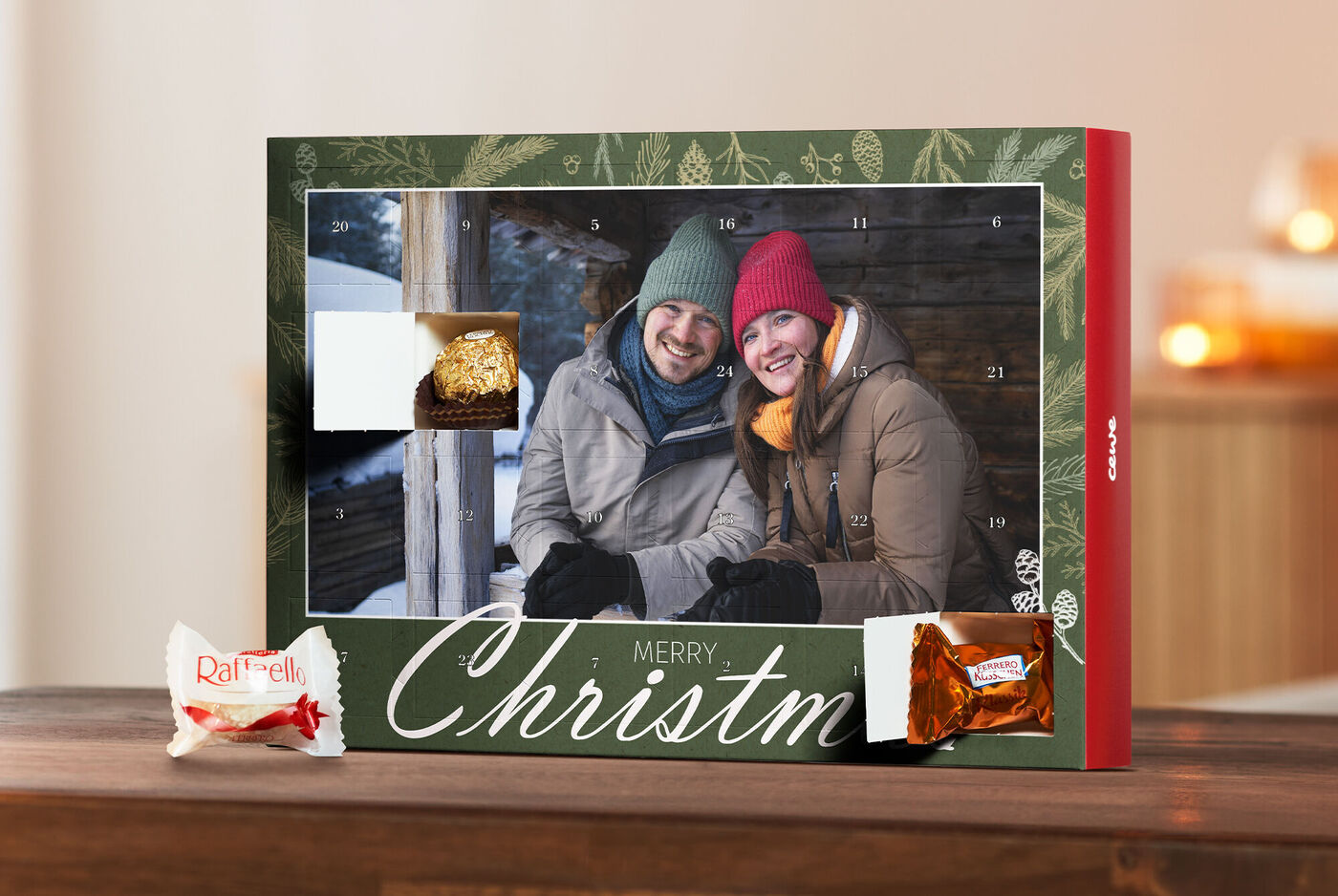 Adventski kalendar s dvoje ljudi koji se gledaju, okruženi slatkim poslasticama